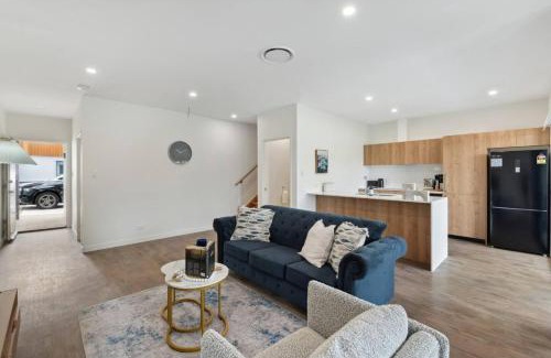 Capalaba Casa | Brand New Modern 4BR House with Parking Yard Mall and Park