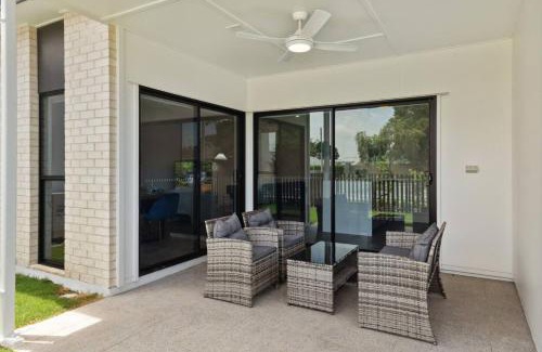 Capalaba Casa | Brand New Modern 4BR House with Parking Yard Mall and Park