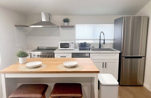 West Los Angeles Casa | Brand new modern guesthouse w/ patio. A minimum stay of 30 nights