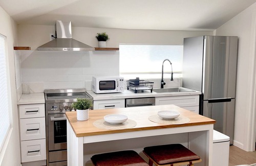 West Los Angeles Casa | Brand new modern guesthouse w/ patio. A minimum stay of 30 nights