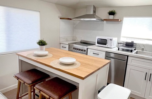 West Los Angeles Casa | Brand new modern guesthouse w/ patio. A minimum stay of 30 nights