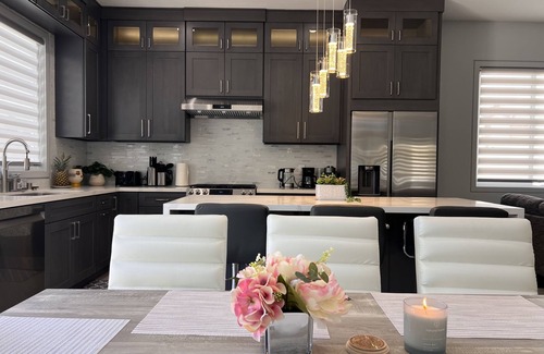 Westminster Casa | BRAND NEW MODERN RETREAT, POOL, SPA CLOSE BEACHES,DISNEYLAND,ANAHEIM CONVENTION.