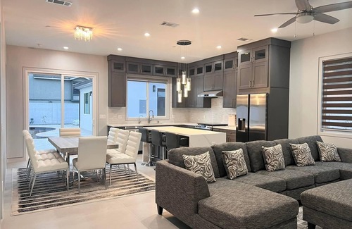 Westminster Casa | BRAND NEW MODERN RETREAT, POOL, SPA CLOSE BEACHES,DISNEYLAND,ANAHEIM CONVENTION.