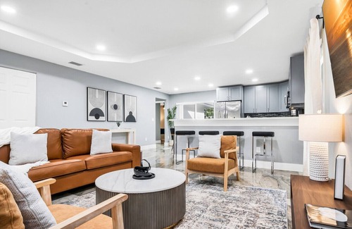 Lantana Casa | Brand New Modern Villa - Fully Fenced Backyard
