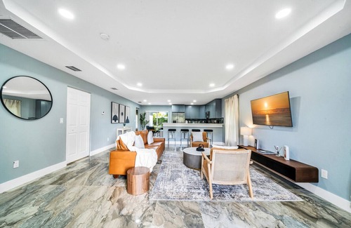 Lantana Casa | Brand New Modern Villa - Fully Fenced Backyard