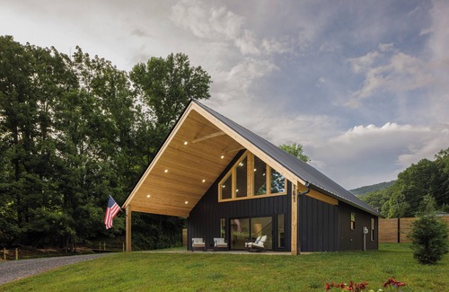 Waynesville Casa | BRAND NEW Mountain Barndominium Retreat/Sleeps 6/4 Miles to Main St