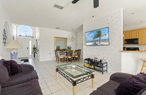 Crescent Lakes Casa | Brand "New" Oasis Smart TVs Pool Games 4 Beds