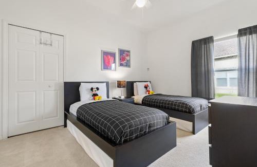 Crescent Lakes Casa | Brand "New" Oasis Smart TVs Pool Games 4 Beds