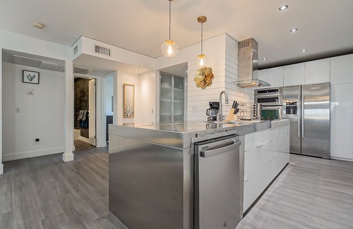 Entertainment District Condominio | Brand New | Old Town | 2BD/2BTH | POOL | Furnished