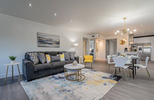 Entertainment District Condominio | Brand New | Old Town | 2BD/2BTH | POOL | Furnished