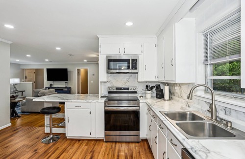Northeast Pensacola Casa | Brand New Private Pool | Huge Open Lot |Corn Hole and Volleyball |Convenient to Airport and Shopping
