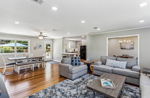Northeast Pensacola Casa | Brand New Private Pool | Huge Open Lot |Corn Hole and Volleyball |Convenient to Airport and Shopping