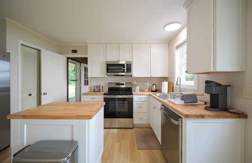 Merrill Cabina | Brand NEW Renovated Lakefront Cabin on Lake Chateaugay with Beach Access.