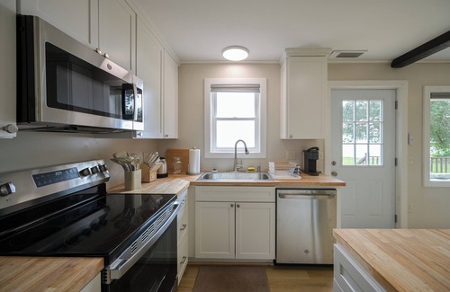 Merrill Cabina | Brand NEW Renovated Lakefront Cabin on Lake Chateaugay with Beach Access.