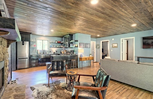 Morganton Cabina | BRAND NEW! Romantic bungalow w/hot tub- minutes from downtown Blue Ridge