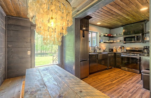 Morganton Cabina | BRAND NEW! Romantic bungalow w/hot tub- minutes from downtown Blue Ridge