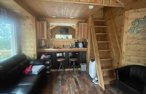 Circleville Cabina | Brand new Rustic Treehouse on the Scenic Big Darby Creek Sleep under the stars.