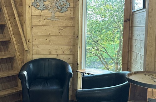 Circleville Cabina | Brand new Rustic Treehouse on the Scenic Big Darby Creek Sleep under the stars.