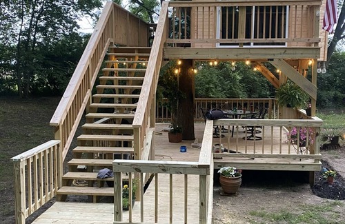 Circleville Cabina | Brand new Rustic Treehouse on the Scenic Big Darby Creek Sleep under the stars.