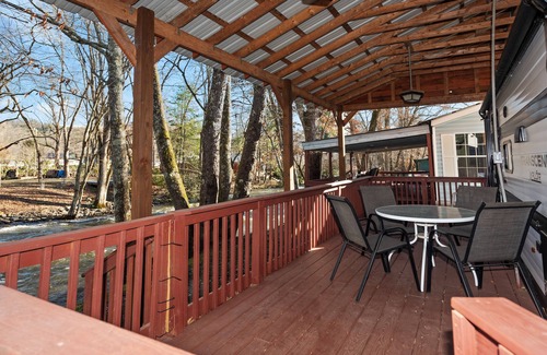 Cherokee Alquiler De RV | Brand New RV Creekside Retreat - Walk to the GSMNP!