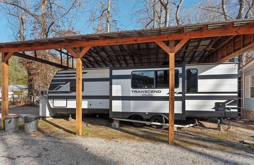 Cherokee Alquiler De RV | Brand New RV Creekside Retreat - Walk to the GSMNP!