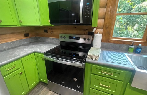 Jamestown Cabina | Brand new serene log cabin on the banks of the Cumberland River in Jamestown.