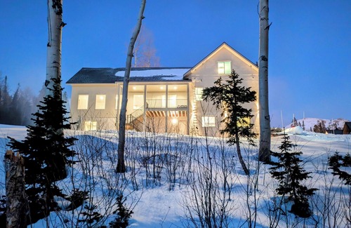 Beaver Casa | BRAND NEW Ski-In Ski-Out at Eagle Point Resort Utah - Sleeps 33 Comfortably!