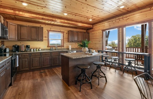 Sevierville Cabina | Brand New ~ Smoky Mountain Trailhead ~ Panoramic Views & Indoor Pool