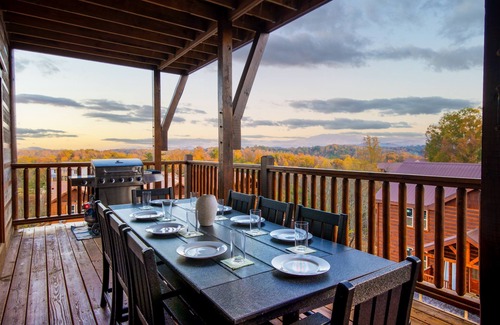 Sevierville Cabina | Brand New ~ Smoky Mountain Trailhead ~ Panoramic Views & Indoor Pool