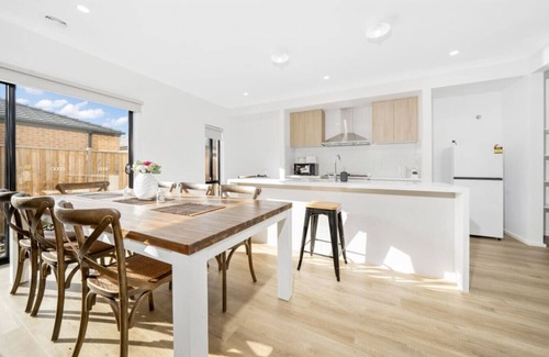 Melbourne Casa | "Brand New", Spacious, Breezy Comfy, Luxury Home !