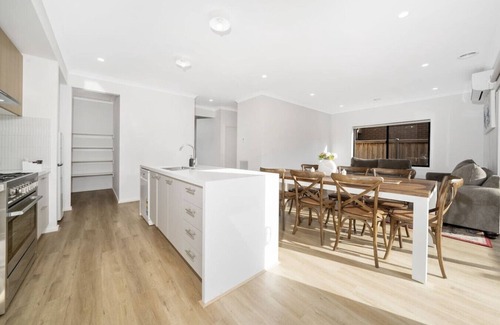 Melbourne Casa | "Brand New", Spacious, Breezy Comfy, Luxury Home !