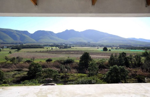 Stanford Casa | Brand New Stanhaven Mountain & River View Estate - With Concierge