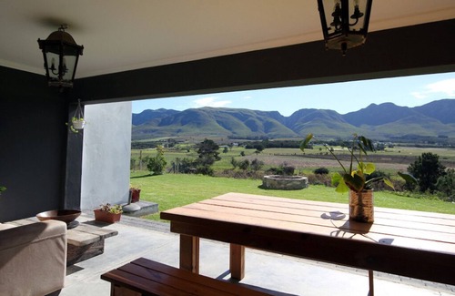 Stanford Casa | Brand New Stanhaven Mountain & River View Estate - With Concierge