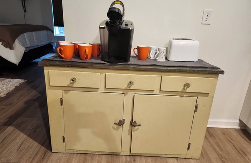 Wooster Apartamento | Brand new studio apartment with queen bed, queen pull out, WIFI and AC .