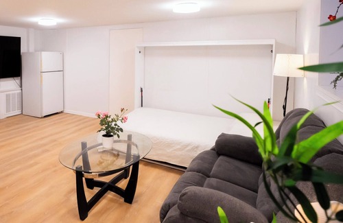 Queens Apartamento | Brand New Studio! Stylish w/Laundry! Parking! Main St!