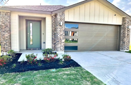 College Station Casa | Brand New Stylish Getaway house in the Heart of Aggieland!