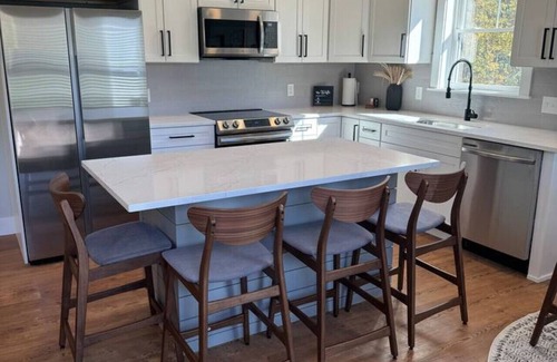 Wakefield-Peacedale Apartamento | Brand New Stylish Black Cottage