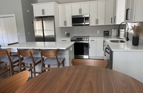 Wakefield-Peacedale Apartamento | Brand New Stylish Black Cottage