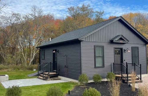 Wakefield-Peacedale Apartamento | Brand New Stylish Black Cottage
