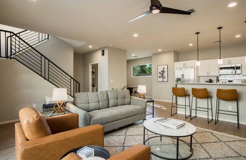 Raynolds Addition Condominio | Brand New Stylish Condo Close to Old Town and Downtown