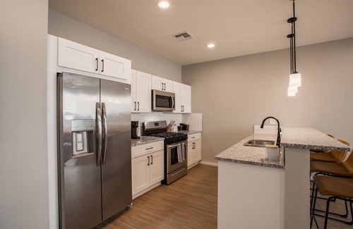 Raynolds Addition Condominio | Brand New Stylish Condo Close to Old Town and Downtown