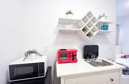 Queens Apartamento | Brand New, Stylish Small Studio with Bathroom , Kitchenette, Laundry and WiFi
