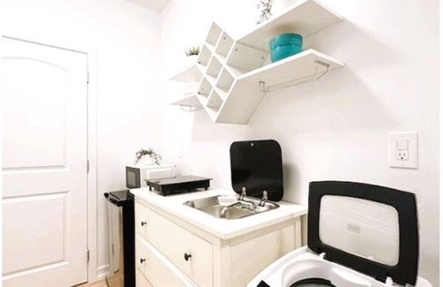 Queens Apartamento | Brand New, Stylish Small Studio with Bathroom , Kitchenette, Laundry and WiFi