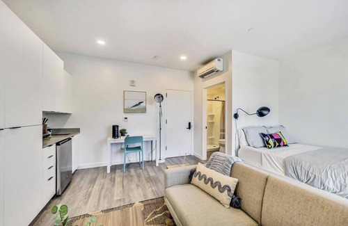 East Peralta Apartamento | Brand New Stylish Studio Suite Near Downtown!
