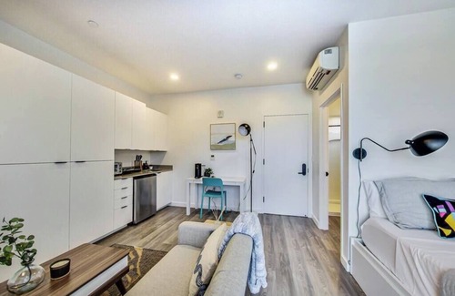 East Peralta Apartamento | Brand New Stylish Studio Suite Near Downtown!