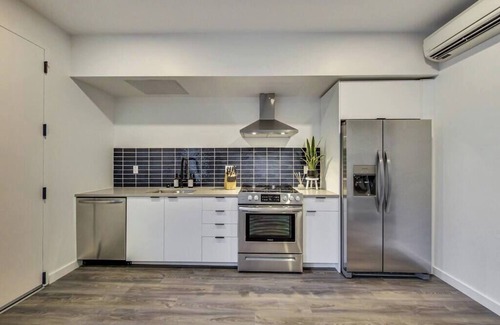 East Peralta Apartamento | Brand New Stylish Studio Suite Near Downtown!
