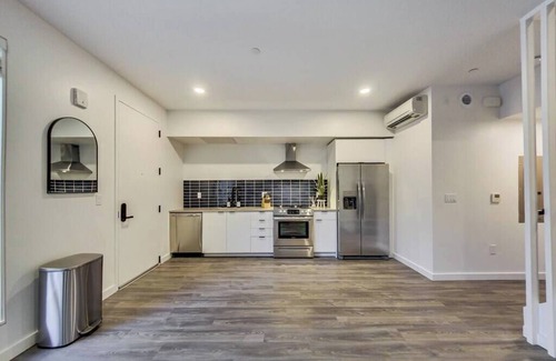 East Peralta Apartamento | Brand New Stylish Studio Suite Near Downtown!