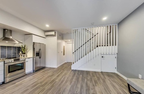 Downtown Oakland Apartamento | Brand New Stylish Studio Suite Near Downtown!