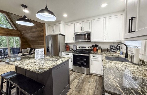 Jones Mills Cabina | Brand New! The Fox Hill Cabin: Country Views near Hot Springs
