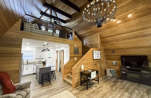 Jones Mills Cabina | Brand New! The Fox Hill Cabin: Country Views near Hot Springs